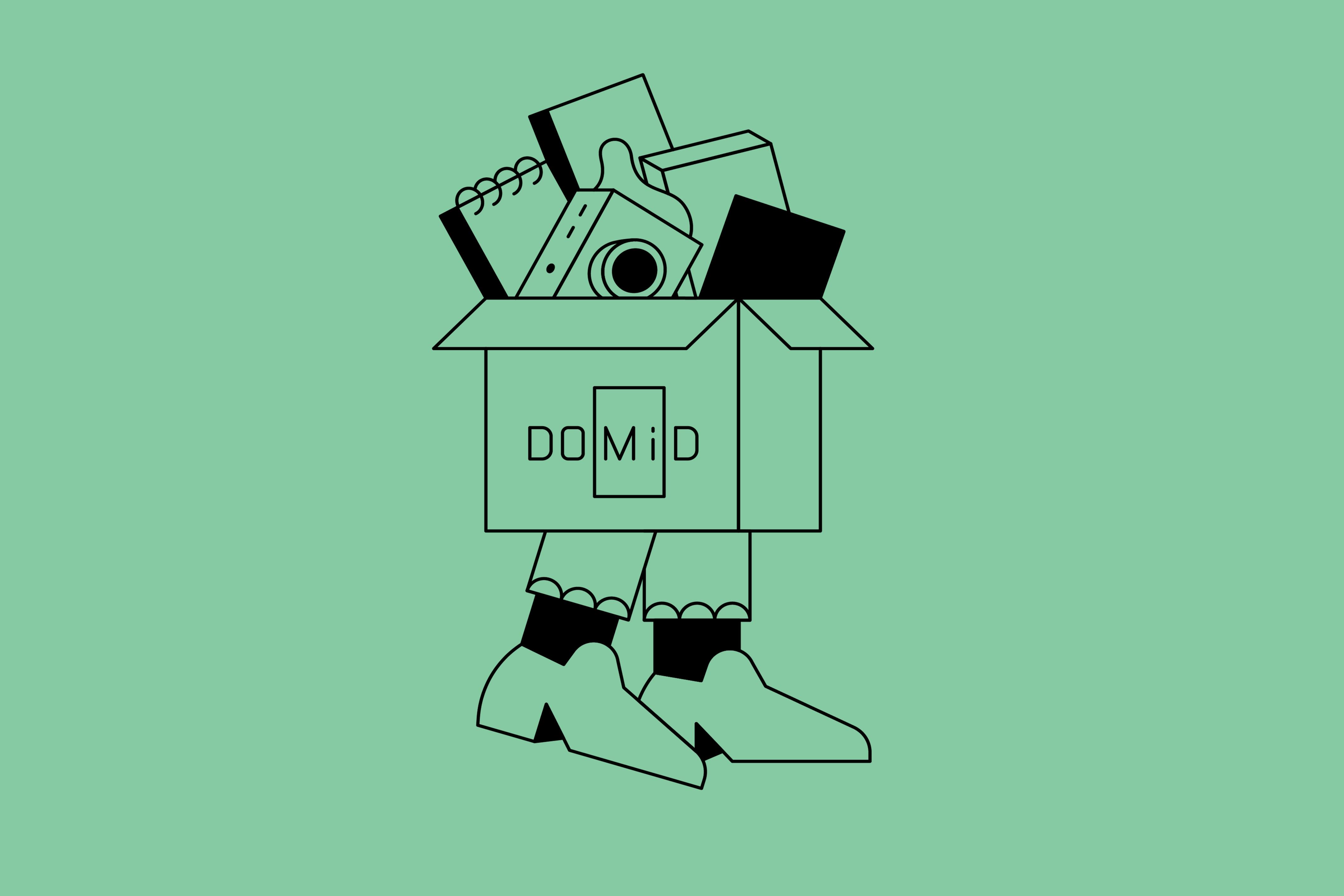 Vor einem mintgrünen Hintergrund ist eine Illustration mit schwarzen Linien zu sehen. Unter einem Karton sind beschuhte Füße abgebildet; im Karton, auf dem DOMiD steht, sind unter anderem eine Kamera sowie ein Notizblock zu sehen.