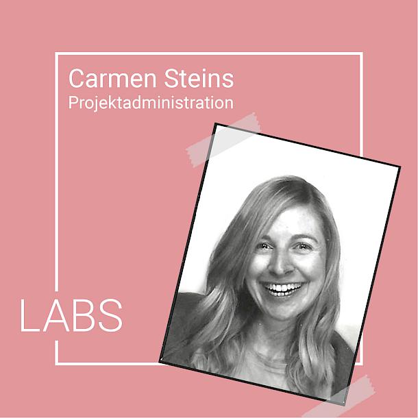 Against a pink background, the name Carmen Steins and project administration are written in white letters. Below is a photo of Carmen Steins in black and white. She wears her hair loose and smiles. The name and photo are framed by a white square. In the lower left corner, the word Labs is inserted into the square.