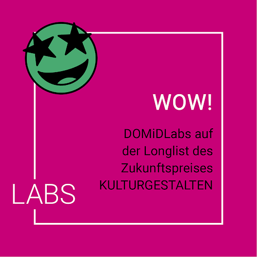 Vor einem pinken Hintergrund steht in weißer Schrift WOW! Darunter in schwarzer Schrift: DOMiDLabs auf der Longlist des Zukunftspreises KULTURGESTALTEN. In der linken Ecke ein lachendes Emoji mit Sternenaugen. Der Rahmen ist ein weißes Quadrat. In der linken unteren Ecke ist das Wort Labs in das Quadrat eingefügt.