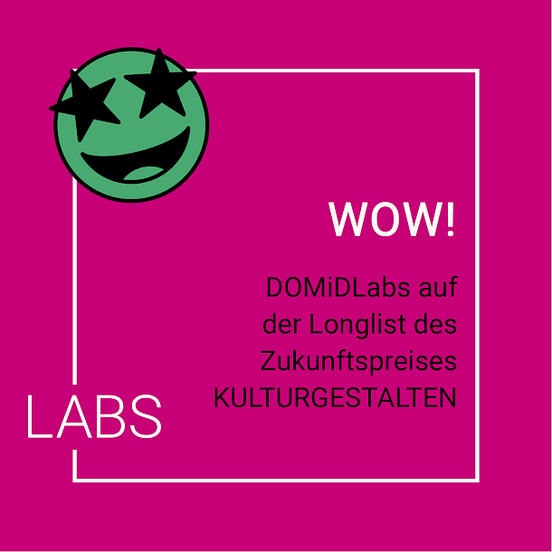 Vor einem pinken Hintergrund steht in weißer Schrift WOW! Darunter in schwarzer Schrift: DOMiDLabs auf der Longlist des Zukunftspreises KULTURGESTALTEN. In der linken Ecke ein lachendes Emoji mit Sternenaugen. Der Rahmen ist ein weißes Quadrat. In der linken unteren Ecke ist das Wort Labs in das Quadrat eingefügt.