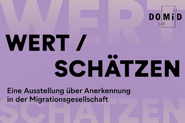 Vor einem lila Hintergrund steht in blasser gelber Schrift an der oberen Längsseite Wert und an der unteren Längsseite Schätzen. Darüber steht in schwarzen Großbuchstaben "WERT / SCHÄTZEN. Eine Ausstellung über Anerkennung in der Migrationsgesellschaft." Oben rechts ist das Logo von Lab #03 zu sehen.